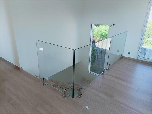 Barandillas de cristal: 6 claves para combinar seguridad y estilo