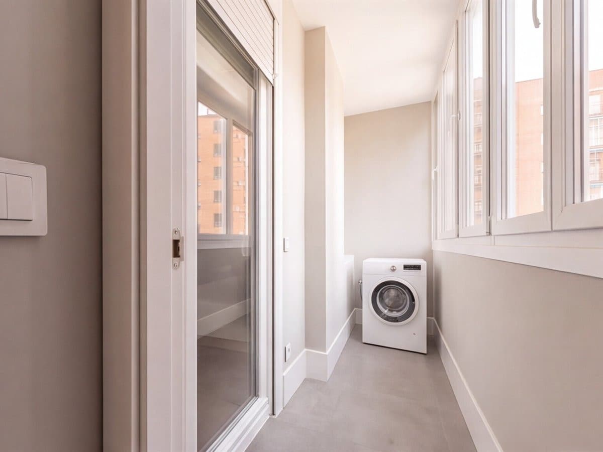 Cerramiento de cristal instalado en el tendedero de una vivienda en Nigrán