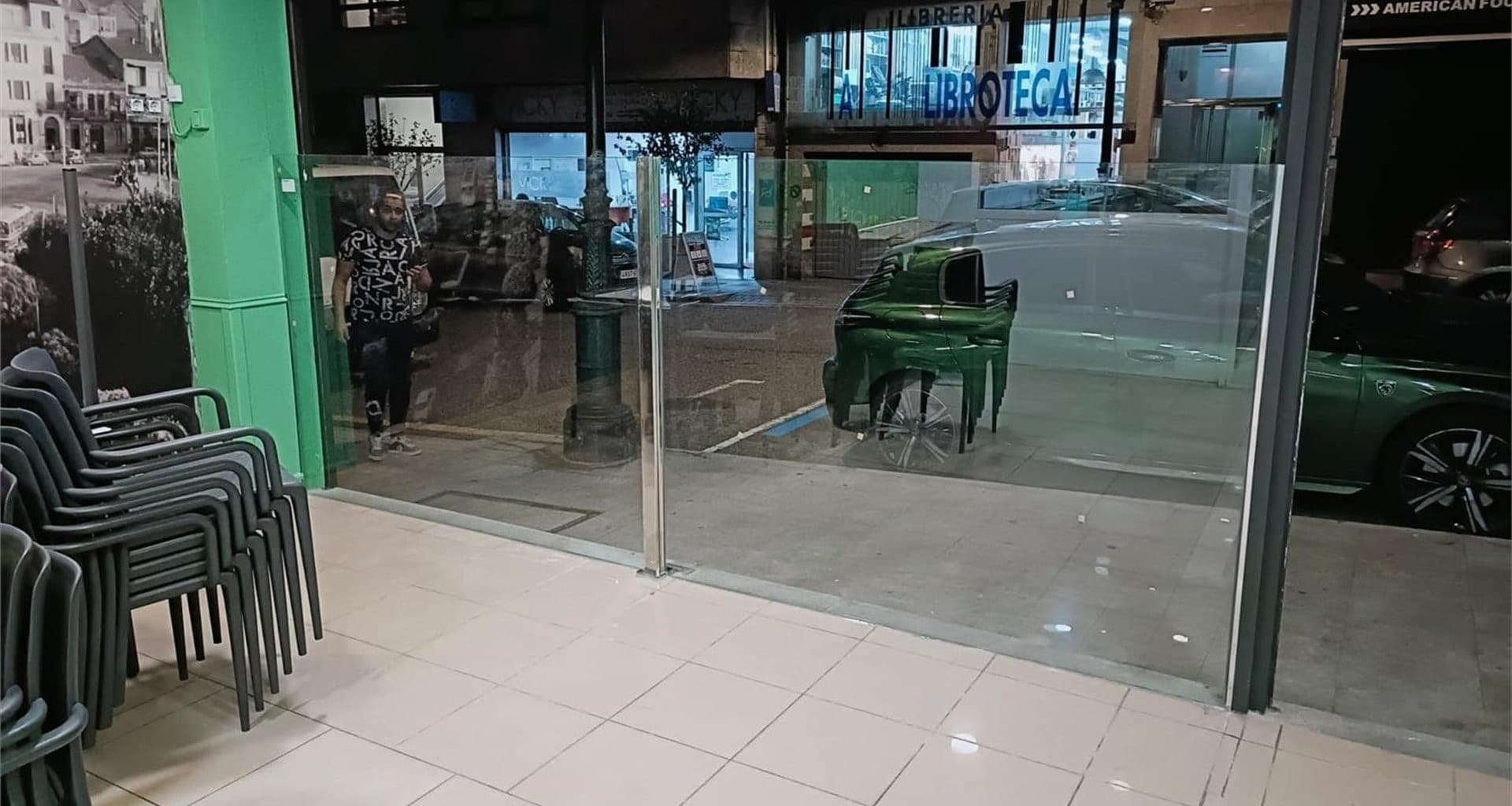 Cerramiento de cristal a medida instalado en un local comercial de Nigrán
