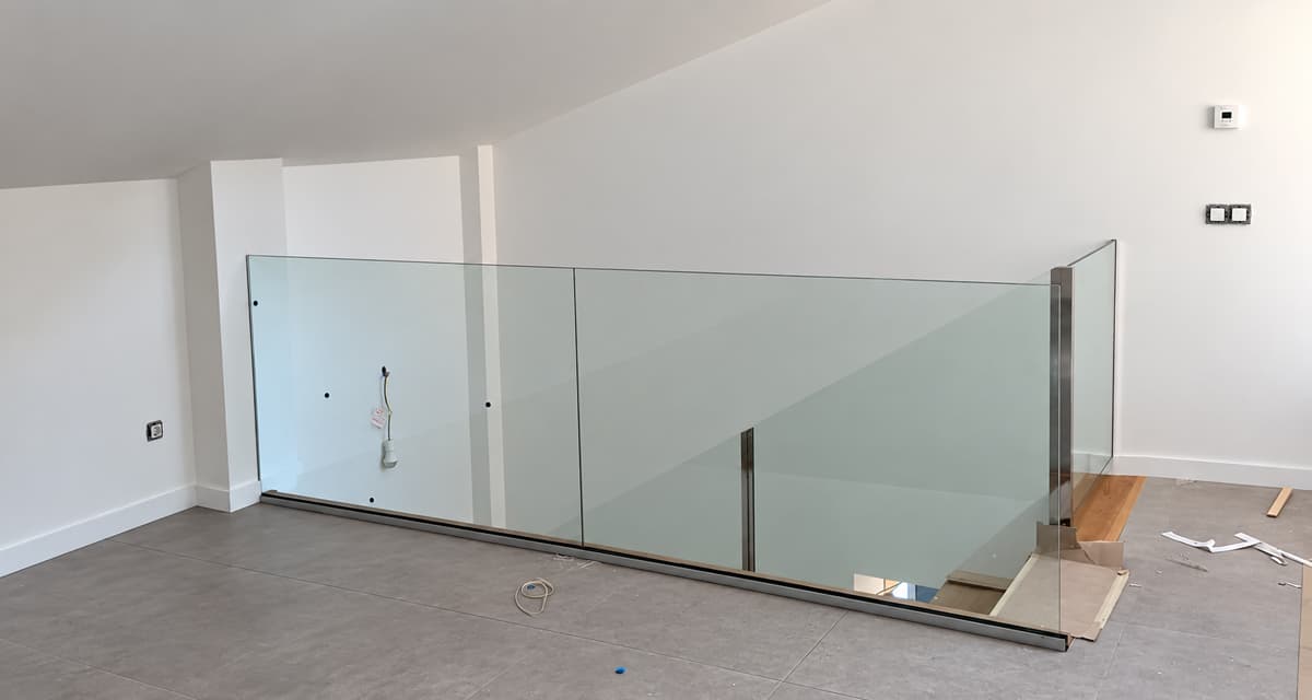 Cerramiento de cristal a medida instalado en una vivienda de Nigrán