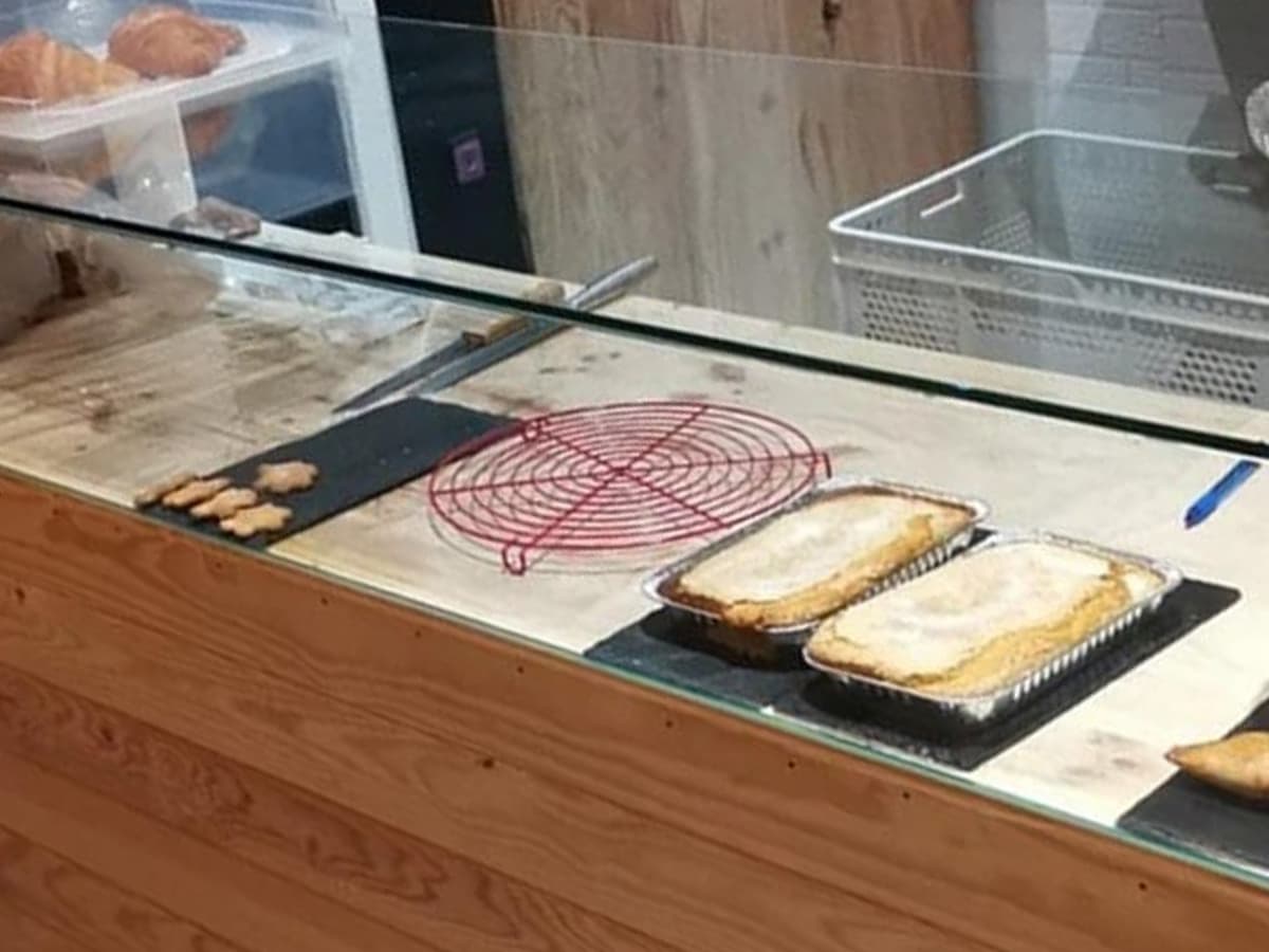 Vitrina de cristal a medida fabricada para un local comercial en Nigrán