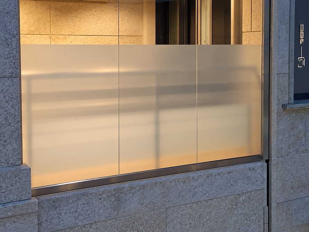 Barandilla de cristal con poste de acero fabricada por Cristalería Vigo
