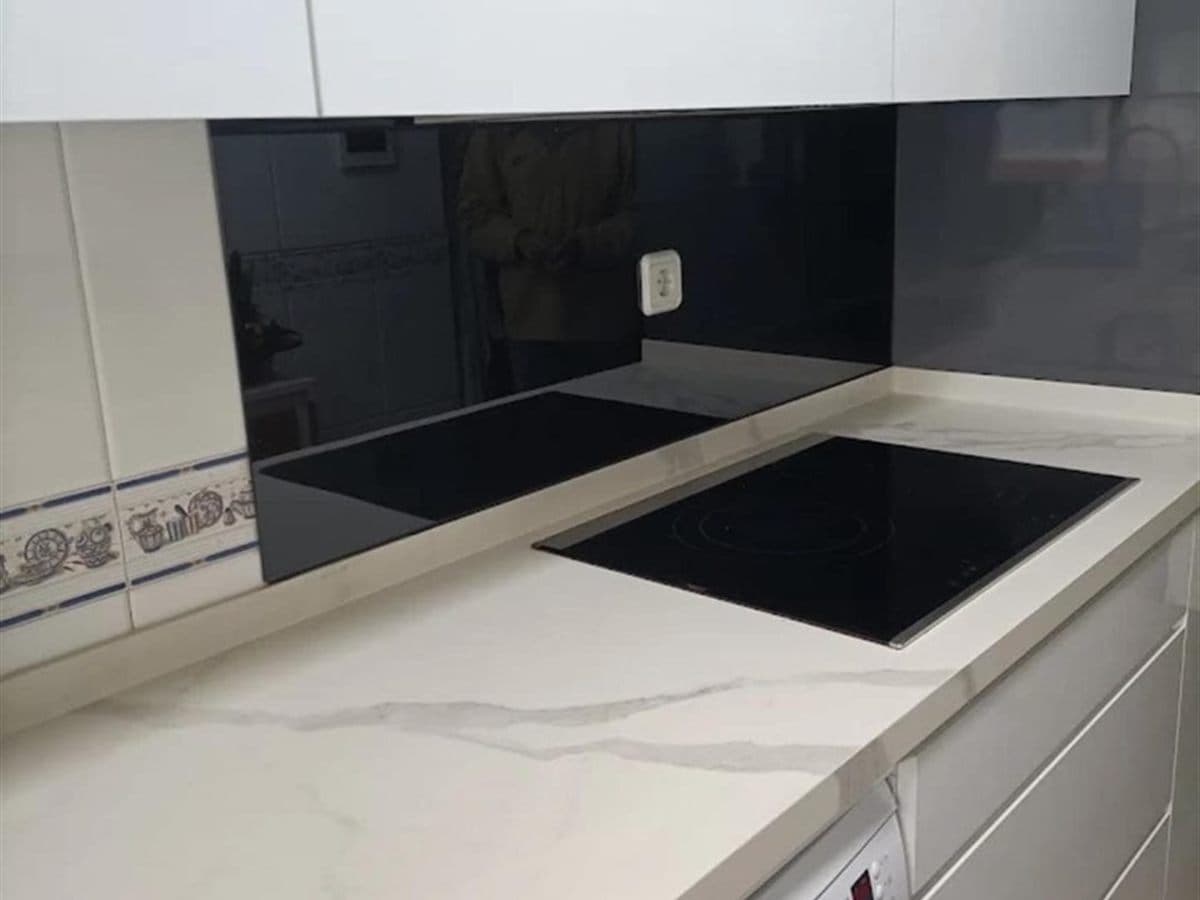 Cristal lacado colocado como frente de cocina en Vigo