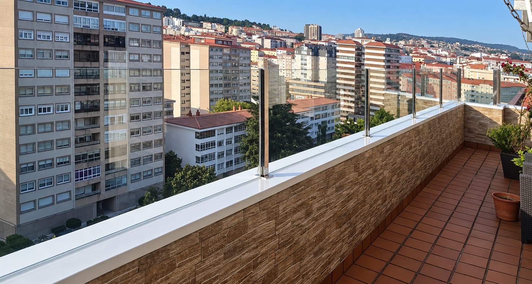 Barandilla de cristal instalada en una terraza con vistas a Vigo