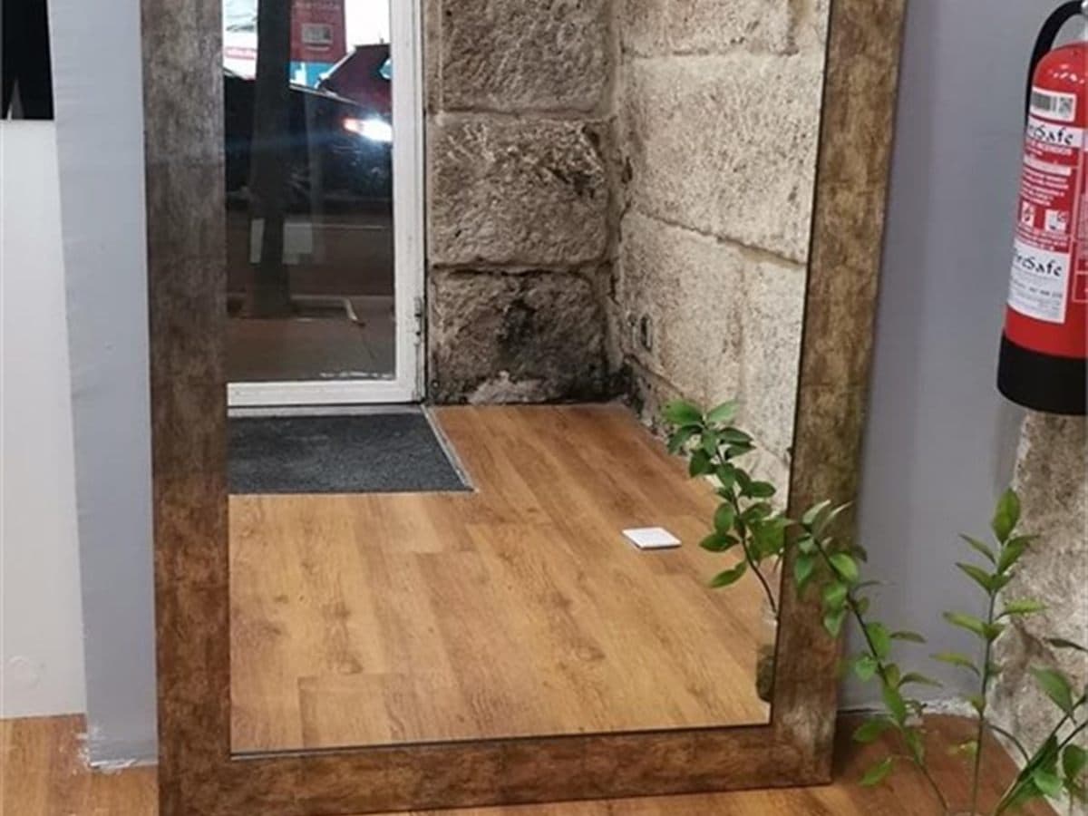 Espejo a medida instalado en un baño en Vigo