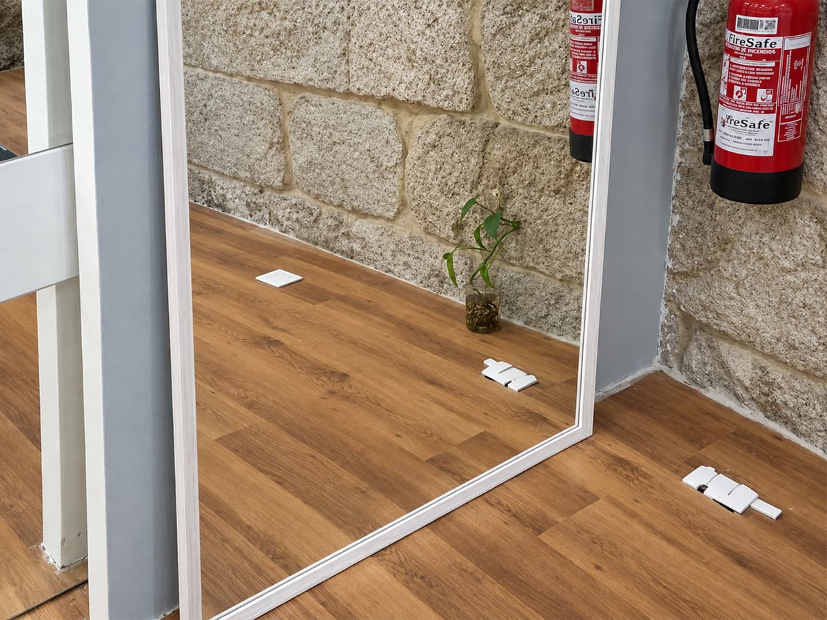 Espejo decorativo a medida colocado en una vivienda de Vigo