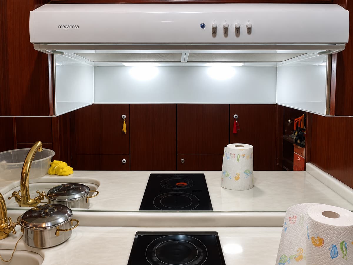 Frontal de cocina con cristal lacado realizado por Cristalería Vigo