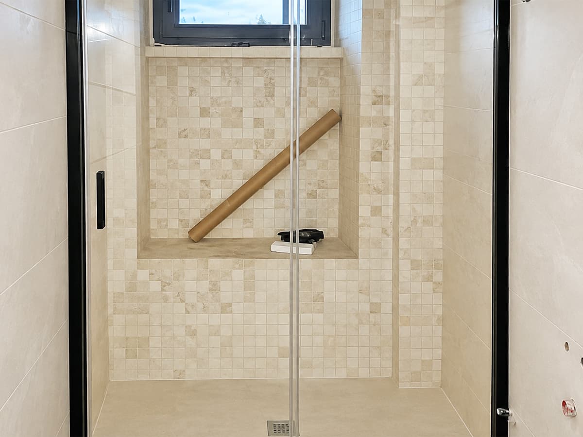 Baño luminoso con mampara de cristal transparente en Vigo