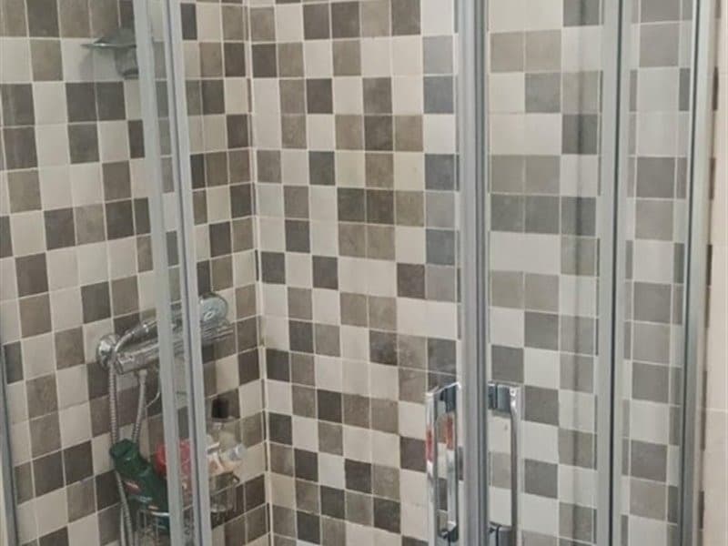 Mampara de cristal de diseño moderno en un baño reformado en Vigo
