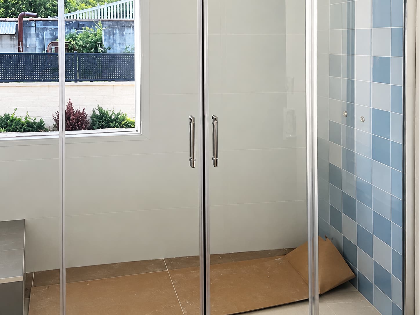 Mampara de ducha de cristal transparente colocada en una vivienda de Vigo