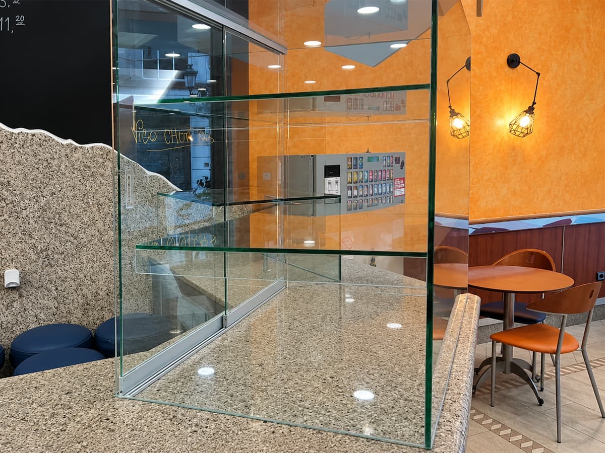 Vitrinas de cristal a medida en Gondomar
